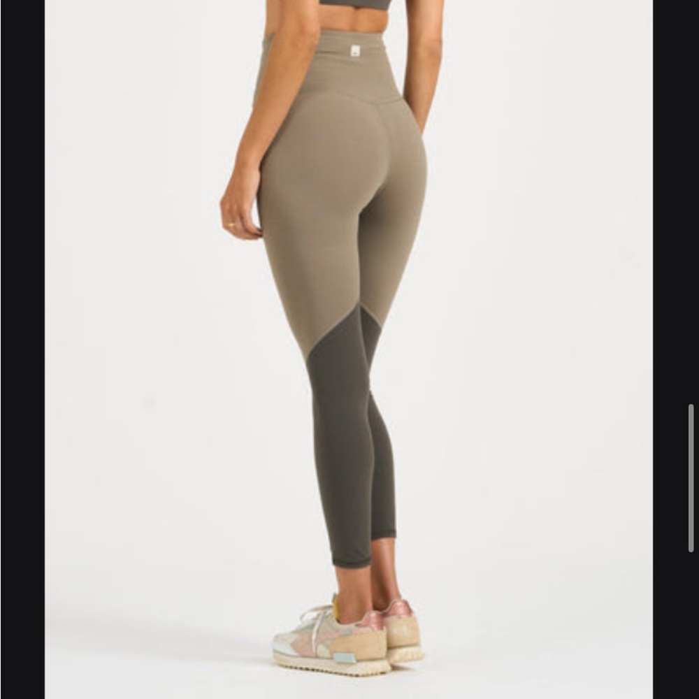 Vuori Color Block Studio Legging in Oregano size XS